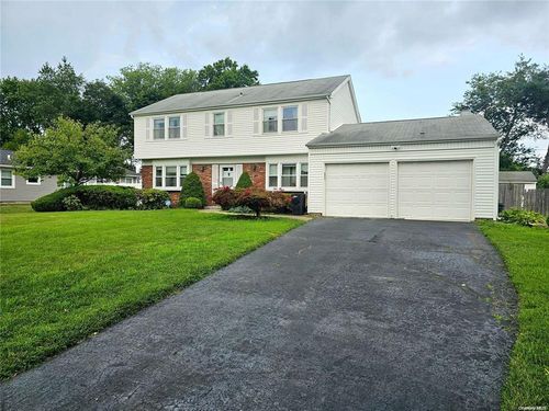 9 Maureen Ln, Stony Brook, NY, 11790-2807 | Card Image