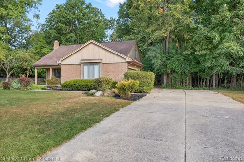 30396 Le Mans Dr, Farmington Hills, MI, 48336-2070 | Card Image