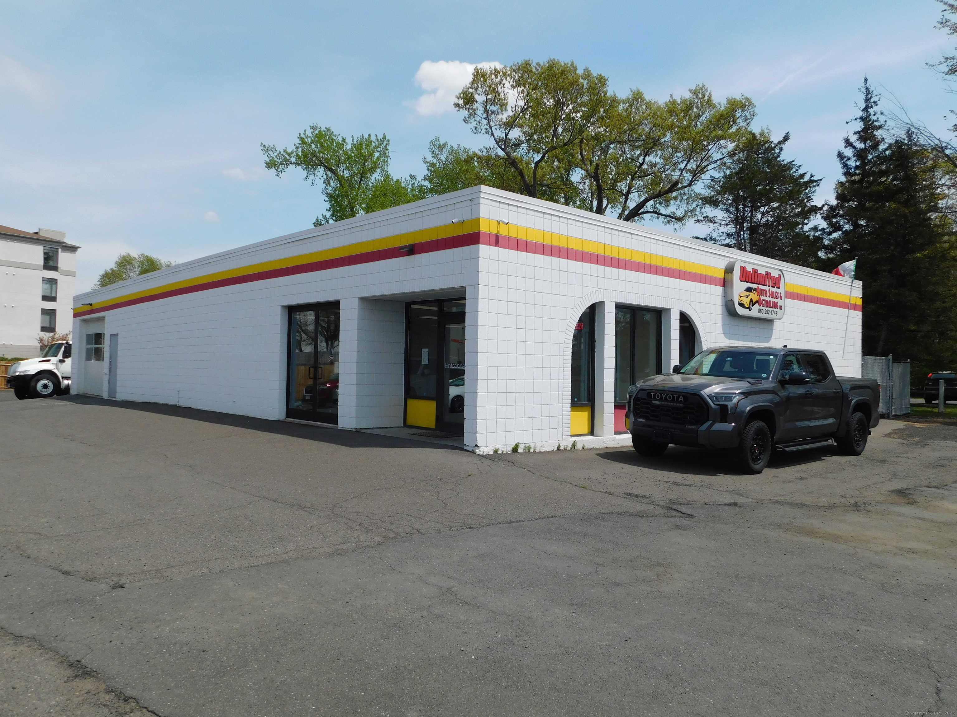 592 Elm St, Windsor Locks, CT 06096