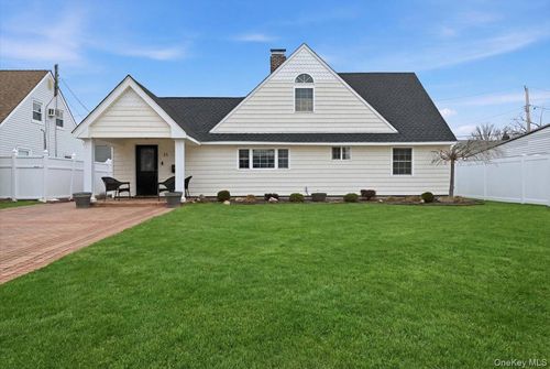 25 Gleaner Ln, Levittown, NY, 11756-5107 | Card Image