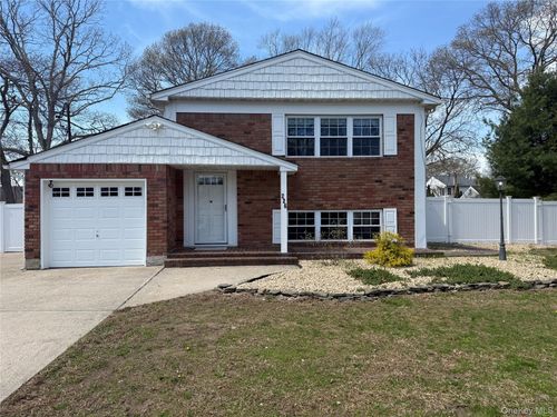 226 Woodycrest Dr, Holtsville, NY, 11742-1727 | Card Image