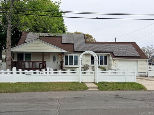 304 27th St, Lindenhurst, NY, 11757-3607 | Card Image
