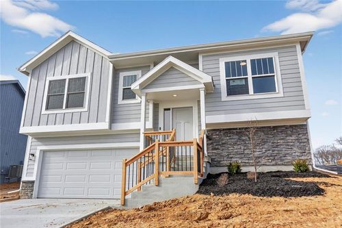 16209 Ryan Cir, Parkville, MO, 64152-8802 | Card Image