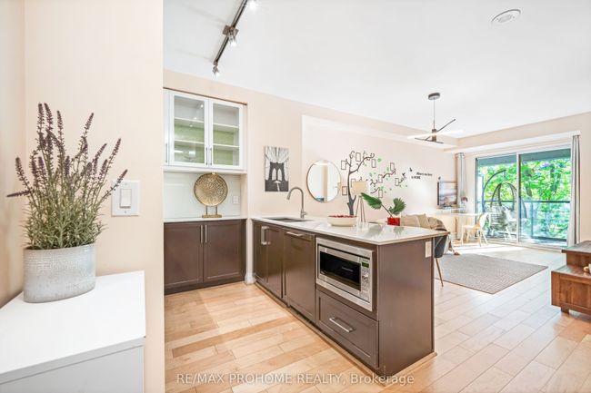 213 - 21 Clairtrell Rd, Condo with 2 bedrooms, 2 bathrooms and 1 parking in Toronto ON | Image 5