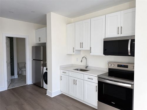 10 Ambrose St, Providence, RI, 02908-3206 | Card Image