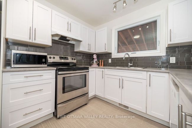 8 Sumac Crt, House other with 4 bedrooms, 2 bathrooms and 3 parking in Deep River ON | Image 9