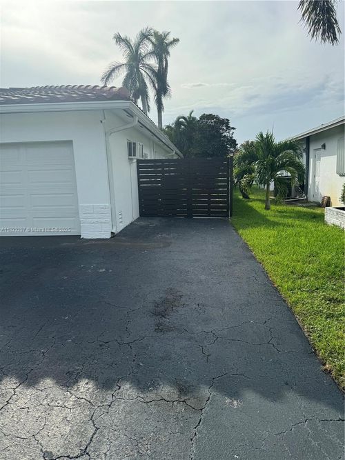 0-1681 Sw 55th Ave, Plantation, FL, 33317-5925 | Card Image