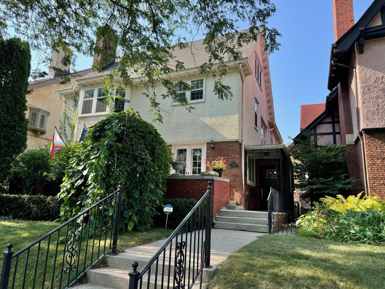 Belleview Pl, Milwaukee, WI 53211