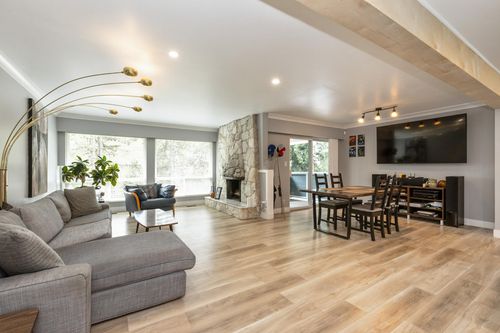 320 Gloucester Crt, Coquitlam, BC, V3K5S5 | Card Image
