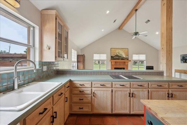 1010 Yaupon Trl, House other with 5 bedrooms, 3 bathrooms and 3 parking in Sour Lake TX | Image 10