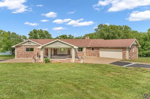 2040 Sw Cottonwood Ln, Topeka, KS, 66615-9257 | Card Image