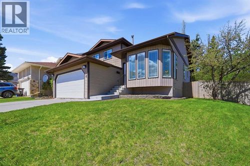 4 Woodstock Road Sw, Calgary, AB, T2W5V8 | Card Image