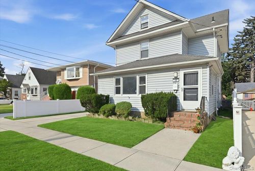 100 Spruce St, West Hempstead, NY, 11552-2012 | Card Image