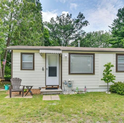 201 Gasoline Aly, Houghton Lake, MI, 48629-9009 | Card Image