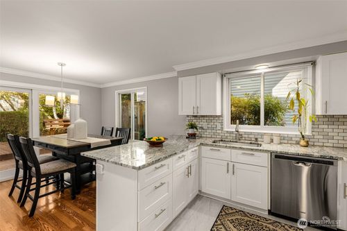 24230 Se 44th St, Sammamish, WA, 98029-7525 | Card Image
