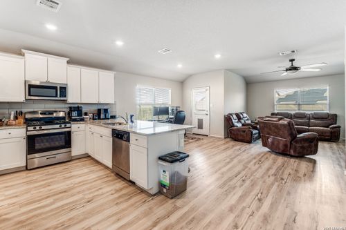 5722 Leisure Cres, Converse, TX, 78109-3949 | Card Image