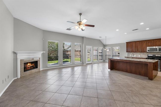 13703 Evening Wind Dr, House other with 4 bedrooms, 3 bathrooms and 2 parking in Pearland TX | Image 6