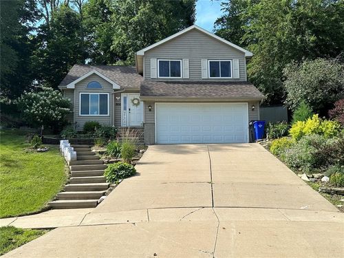3200 Timber Valley Ct Ne, Cedar Rapids, IA, 52402-3437 | Card Image