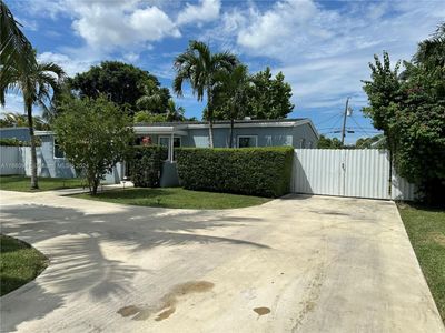 9801 Sw 54th St, House other with 4 bedrooms, 3 bathrooms and null parking in Miami FL | Image 3