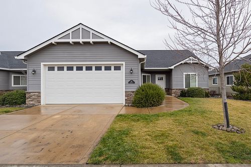 203 Skyhawk Drive, Eagle Point, OR, 97524 | Card Image