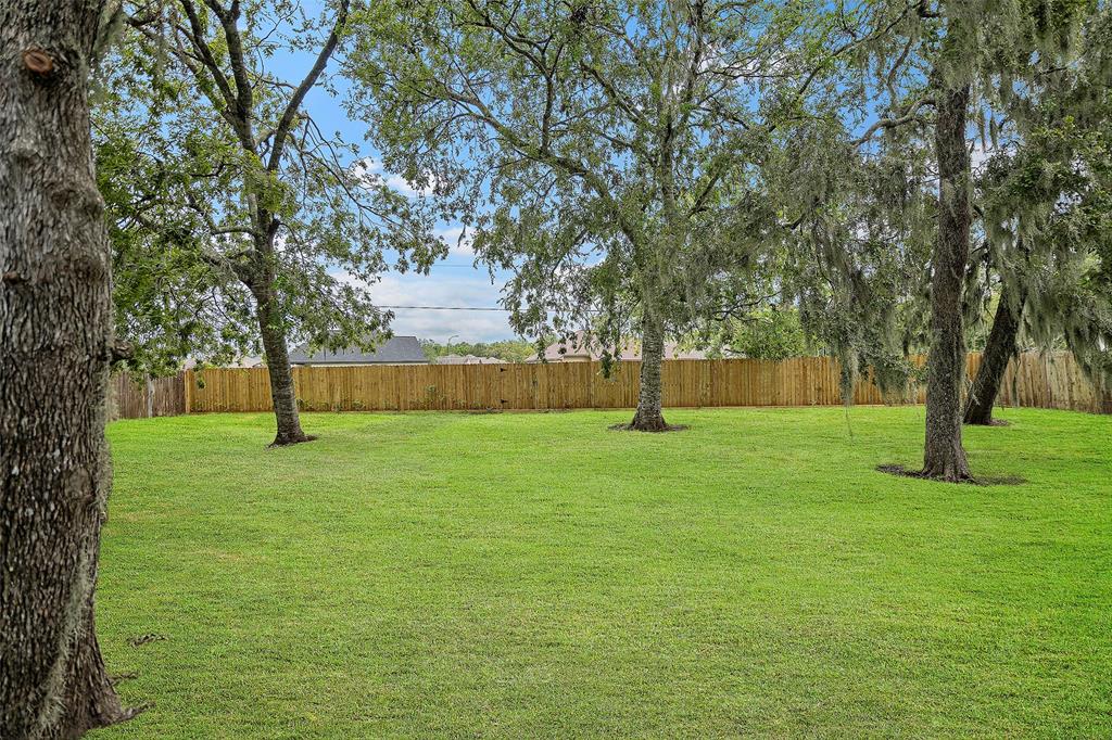 Hollychase St, Clute, TX 77531