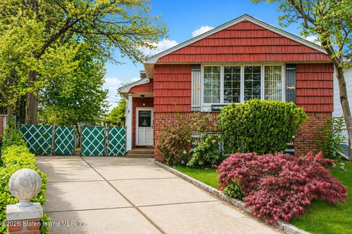 95 Fieldstone Rd, Staten Island, NY, 10314-3213 | Card Image