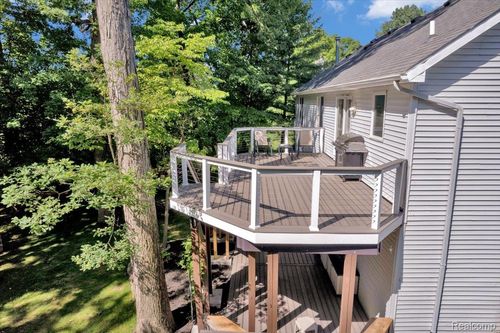 1522 Oregon Ct, Waterford, MI, 48327-3368 | Card Image