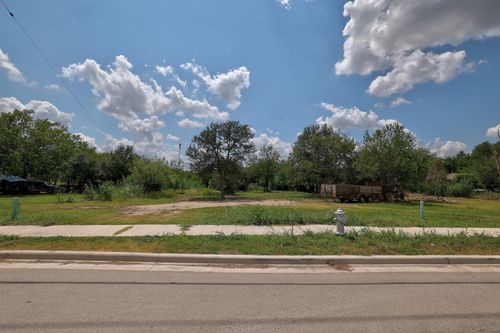 107 N Robinson St, Taylor, TX, 76574-3829 | Card Image