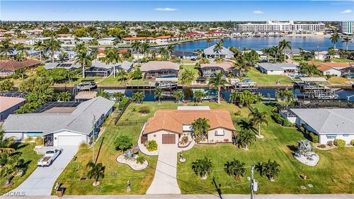 425 Pinecrest Ct, CAPE CORAL, FL, 33904-5800 | Card Image