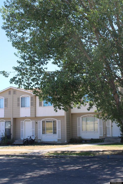 943 8th St, Evanston, WY, 82930-3758 | Card Image