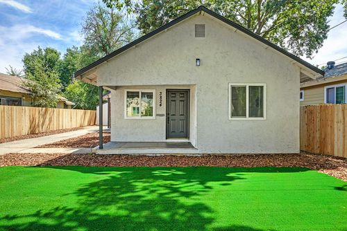 3824 13th Ave, Sacramento, CA, 95820-1202 | Card Image