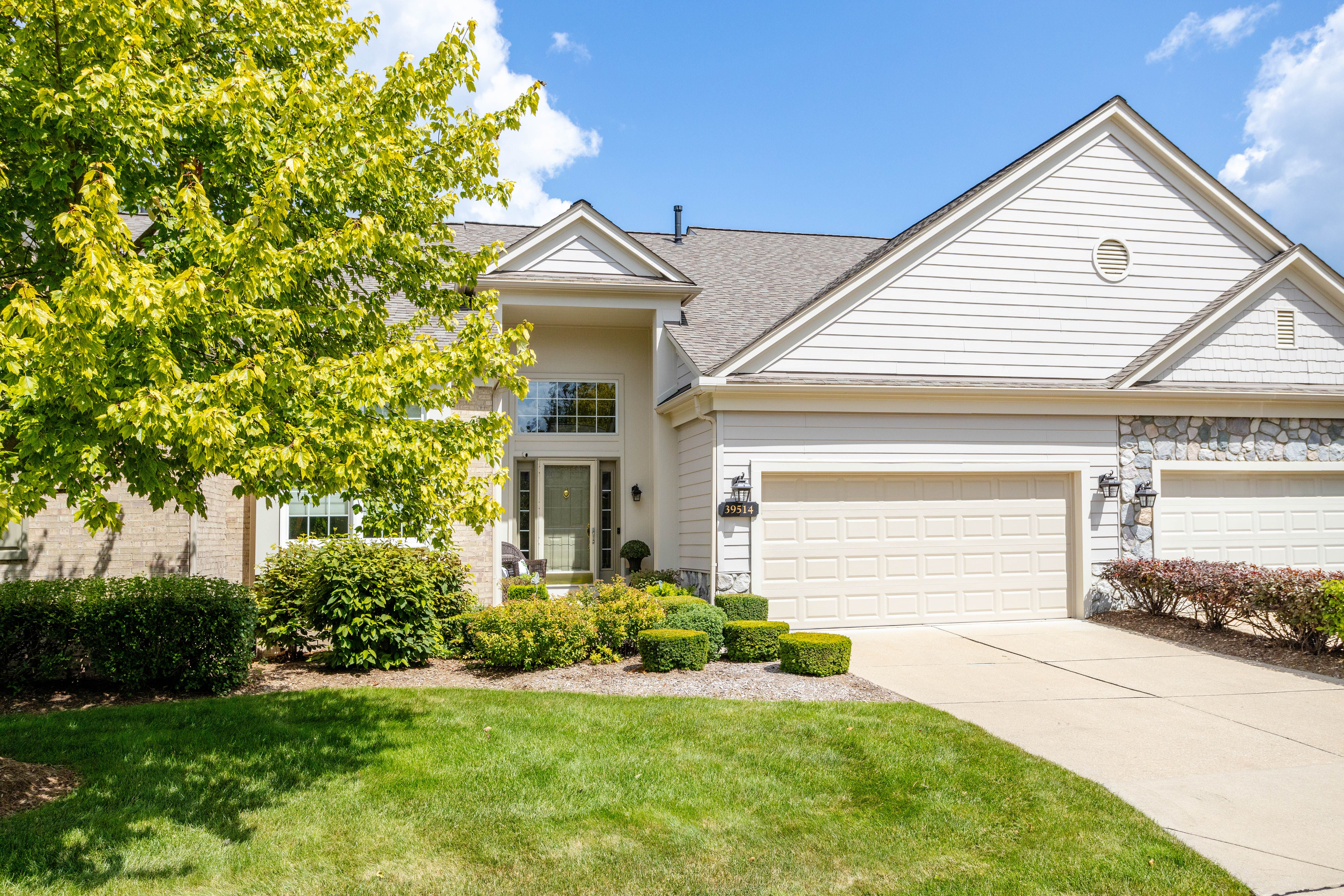 Edgewater Dr, Northville, MI 48168