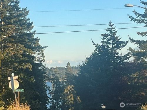 1586 Douglas St, Oak Harbor, WA, 98277-7687 | Card Image