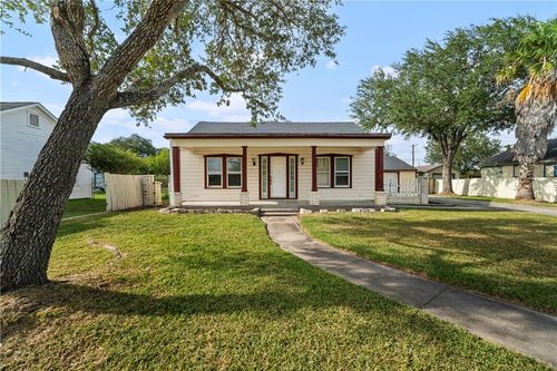 813 E Market St, Sinton, TX, 78387-2835 | Card Image