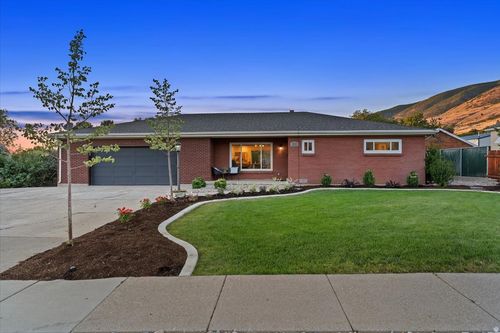 555 Pages Ln, Centerville, UT, 84014-2557 | Card Image