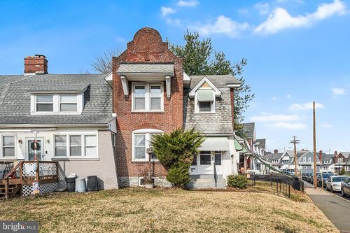 12 Plaza St, MARCUS HOOK, PA, 19061-4627 | Card Image