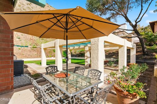 3825 Skycrest Dr, Pasadena, CA, 91107-1352 | Card Image