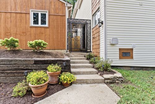 1077 Armstrong Mill Rd, Lexington, KY, 40517-3141 | Card Image