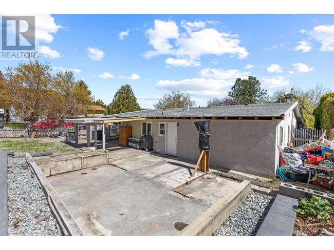 2431 Bering Rd, Home with 2 bedrooms, 1 bathrooms and 5 parking in West Kelowna BC | Image 27