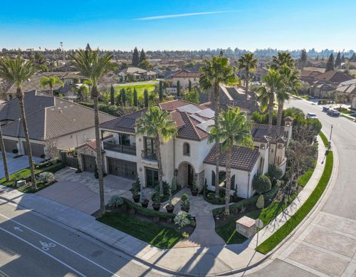 1639 E Clubhouse Dr, Fresno, CA, 93730-7016 | Card Image