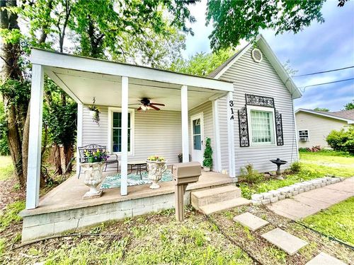 314 E Vernon St, Nevada, MO, 64772-1556 | Card Image