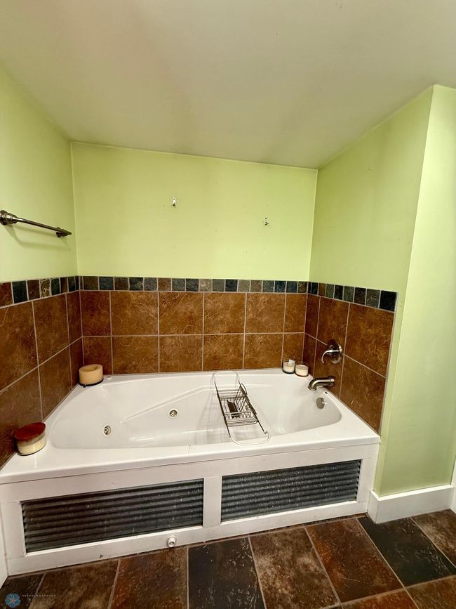 Main Floor Full Bath | Image 15