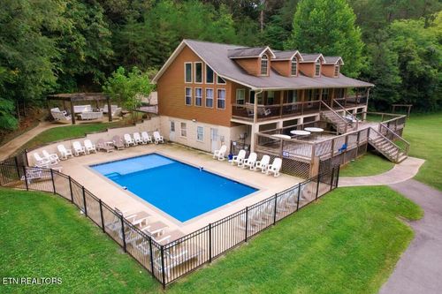 665 Gists Creek Rd, Sevierville, TN, 37876-1327 | Card Image