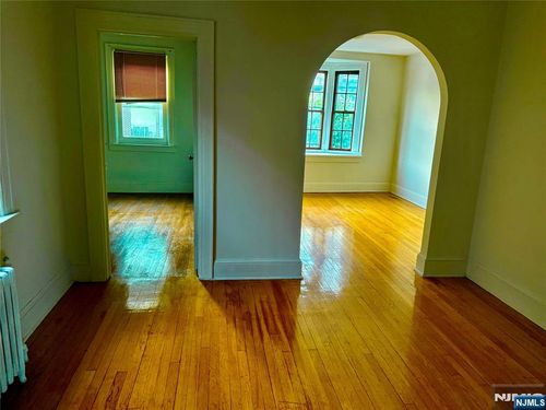 516 Anderson Ave, Cliffside Park, NJ, 07010-1636 | Card Image