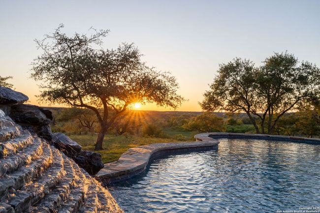 371 River Cliff Pl, House other with 4 bedrooms, 4 bathrooms and null parking in Spring Branch TX | Image 5