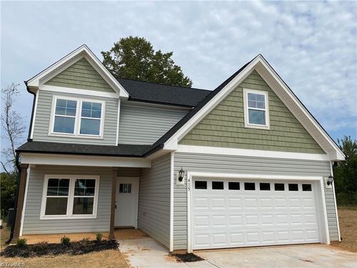 415 E Lee Ave, Yadkinville, NC, 27055-8150 | Card Image