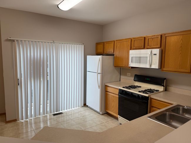 1603 - 1603 Silvergate Ct, Townhouse with 2 bedrooms, 2 bathrooms and 2 parking in Gurnee IL | Image 8