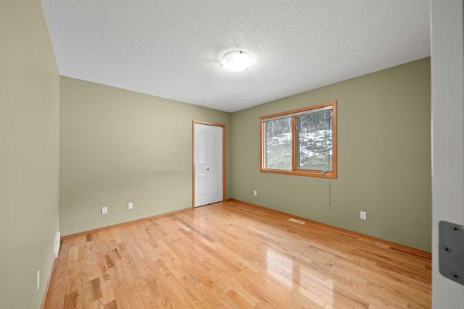 32087 393 Avenue E, Home with 3 bedrooms, 3 bathrooms and 10 parking in Rural Foothills County AB | Image 24