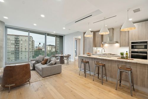 905-3130 N Harwood St, Dallas, TX, 75201-1117 | Card Image