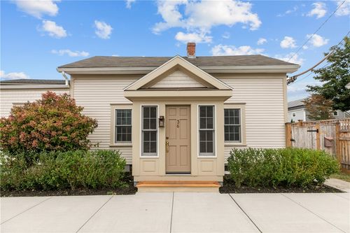 36 Connection St, Newport, RI, 02840-3908 | Card Image
